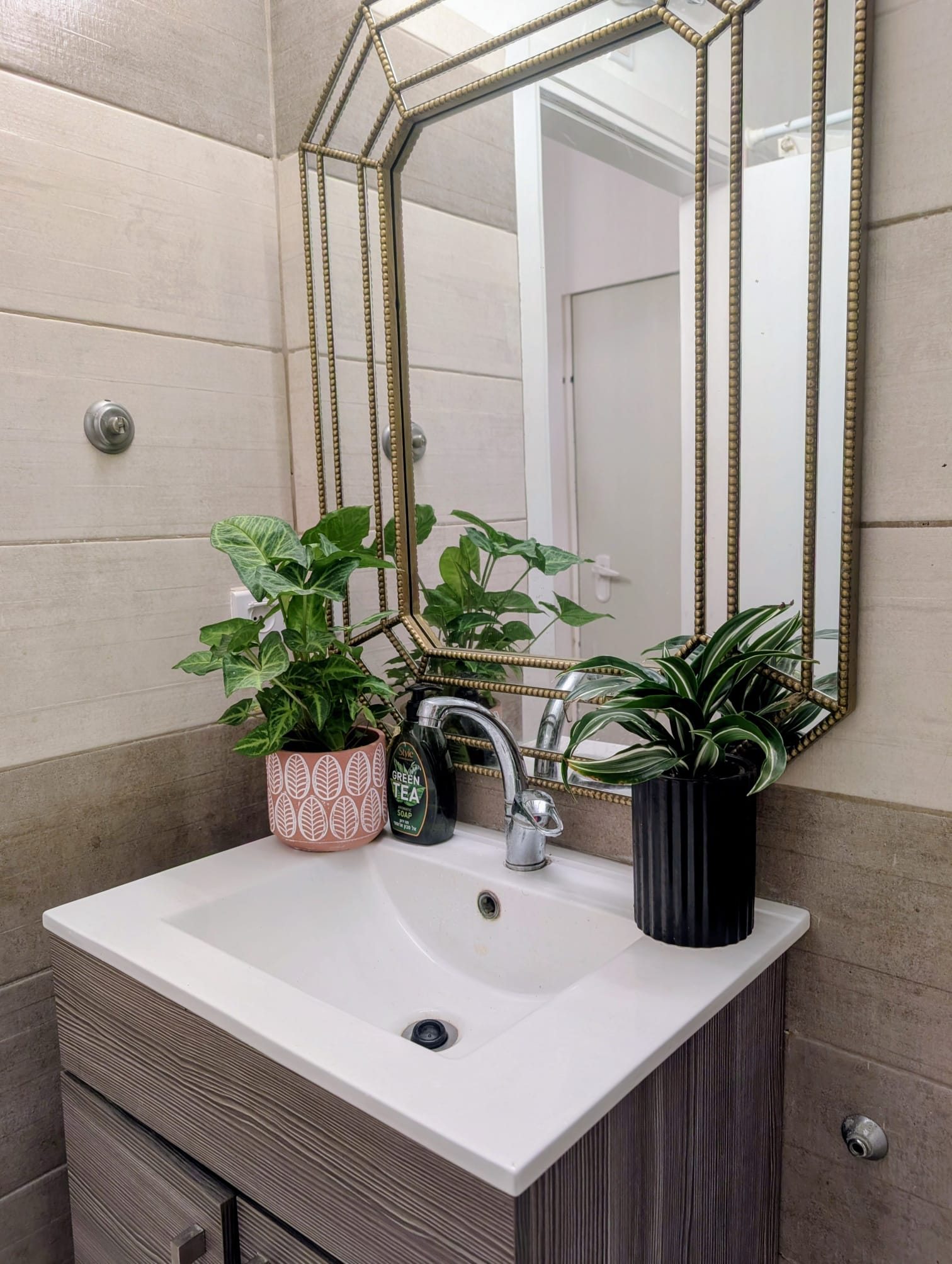 Bathroom vanity
