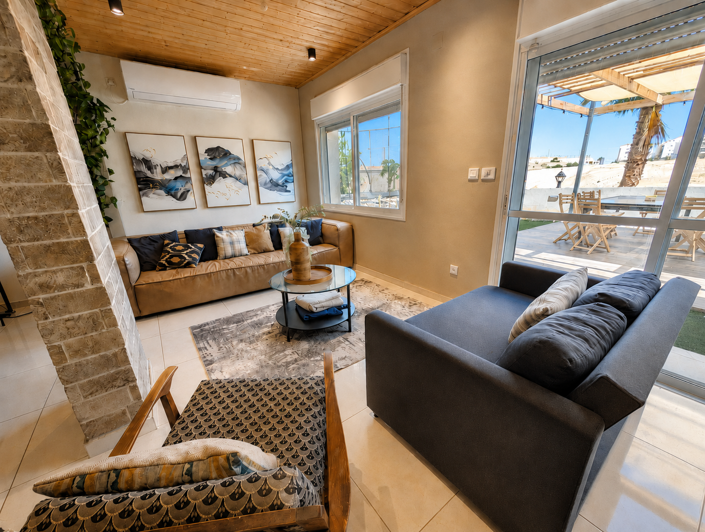 Living room with seating and outdoor view at Villa Neve Midbar
